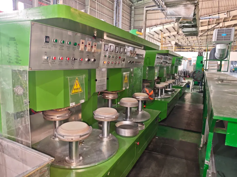 Mashiinka brazing ee saldhigga weelka wax lagu karsado ayaa lagu rakibay dibadda.